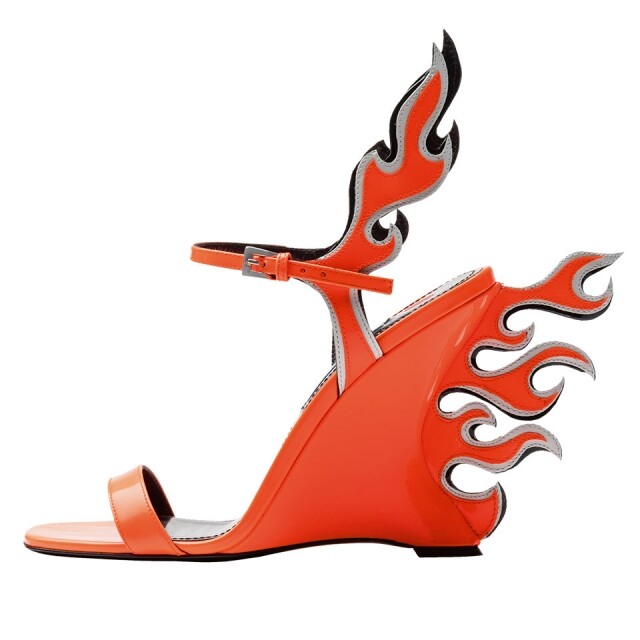 Prada 2012 年春夏系列中，推出了搶眼非常的火焰圖案高跟鞋