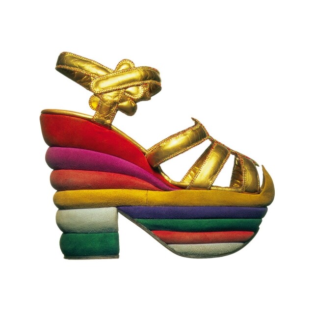 Salvatore Ferragamo 的彩虹船跟涼鞋，於 1938 年面世時，可說是震撼了時裝界