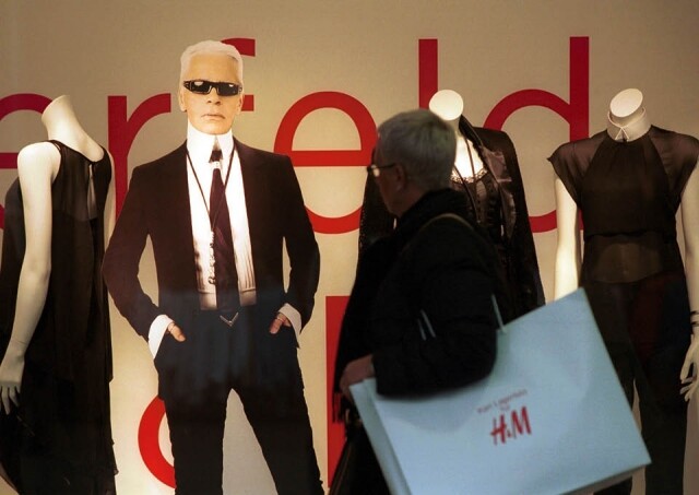 2004 年 Karl Lagerfeld 成為首度與 H&M 合作的高端時裝設計師,同年推出 "Karl Lagerfeld for H&M" 時裝系列。 2004 年 Karl Lagerfeld 成為首度與 H&M 合作的高端時裝設計師,同年推出 "Karl Lagerfeld for H&M" 時裝系列。