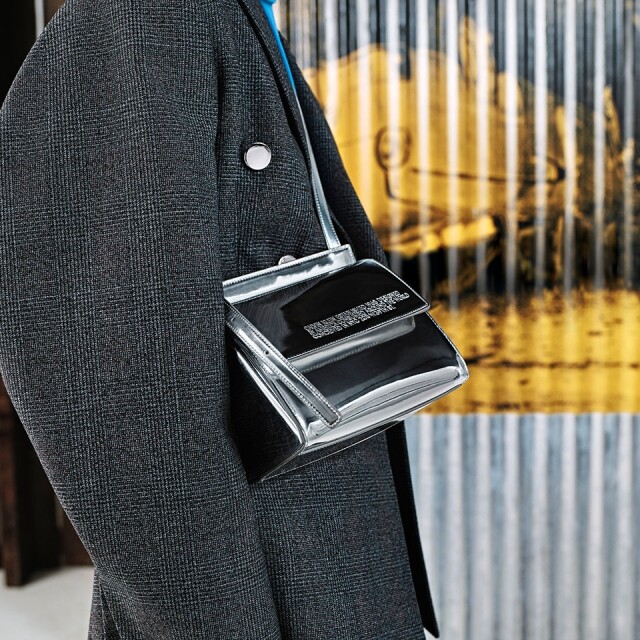 Calvin Klein 205W39NYC 銀色皮革側揹袋 Calvin Klein 205W39NYC 銀色皮革側揹袋