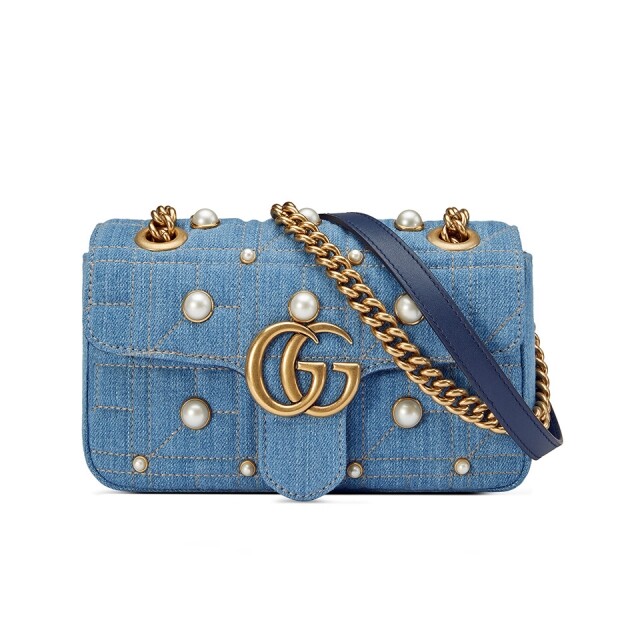 Gucci 2018 早春系列洗水藍色牛仔布綴珍珠手袋 Gucci 另一經典手袋款式 GG Marmont 系列，以牛仔布綴上珍珠設計，年輕活力。