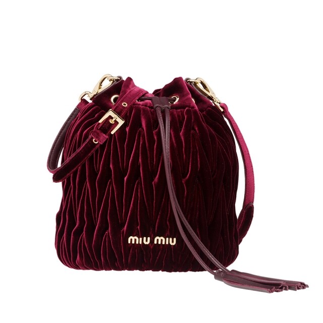 Miu Miu 深紅色絲絨設計手袋 Miu Miu 於 2018 早春系列推出了索繩設計手袋，別具復古味道。