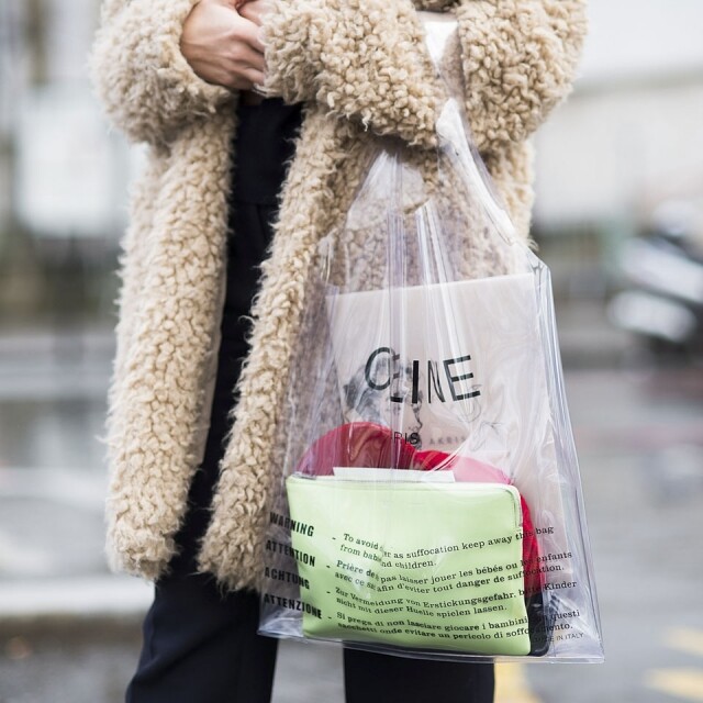 Celine 於 2018 推出了以 PVC 製作的購物袋，而原裝出售時，亦會連同皮革 clutch 一同出售。