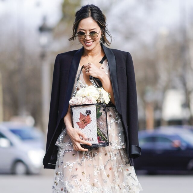 Chanel 今季同時推出了 PVC 水桶袋，而時尚博客 Aimee Song 便加入鮮花