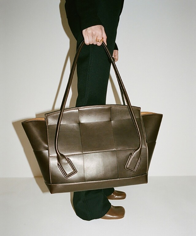 輕鬆奢侈 Bottega Veneta 去年位任 Daniel Lee 為創意總監,上任後發表首個男女早秋系列 輕鬆奢侈 Bottega Veneta 去年位任 Daniel Lee 為創意總監,上任後發表首個男女早秋系列