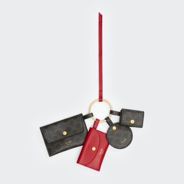 Celine 的多用途匙扣集合 4 個小袋,貼合現今的 Mini Bag 潮流,為立刻點亮造型的單品! Celine 的多用途匙扣集合 4 個小袋,貼合現今的 Mini Bag 潮流,為立刻點亮造型的單品!