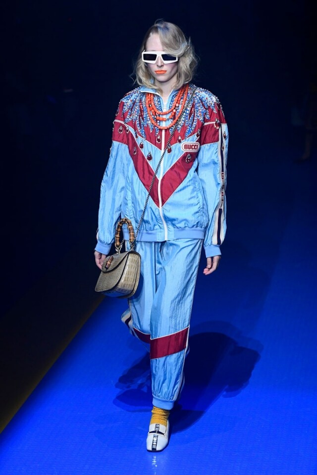 風褸 新一季 Gucci、Isabel Marant、Valentino 2018 春夏系列都可以見到風褸的蹤影,設計師們成功將功能性混入型格高貴味道。最適合襯 Track Pants,雖然是玩味十足,但如果出街驚太似去做運動不妨襯返迷你裙。 風褸 新一季 Gucci、Isabel Marant、Valentino 2018 春夏系列都可以見到風褸的蹤影,設計師們成功將功能性混入型格高貴味道。最適合襯 Track Pants,雖然是玩味十足,但如果出街驚太似去做運動不妨襯返迷你裙。