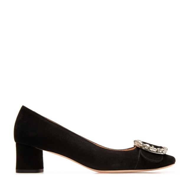 Bally 黑色小牛皮綴方扣低跟鞋，鞋跟高度 45mm，時尚而優雅。$6,490