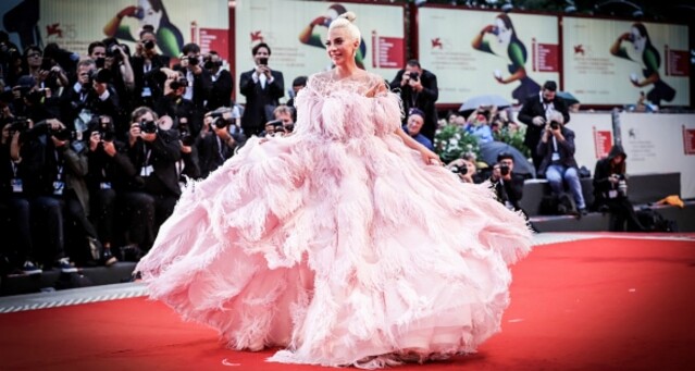 怪誕 Lady Gaga 化身唯美公主！威尼斯影展紅地氈上最美的 10 個造型