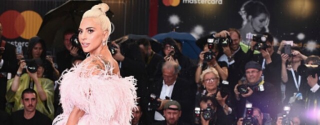 怪誕 Lady Gaga 化身唯美公主！威尼斯影展紅地氈上最美的 10 個造型