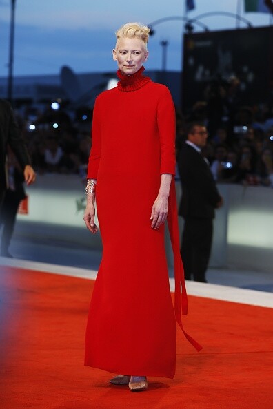 第 75 屆威尼斯影展紅地氈上最美造型 個性鮮紅：Tilda Swinton