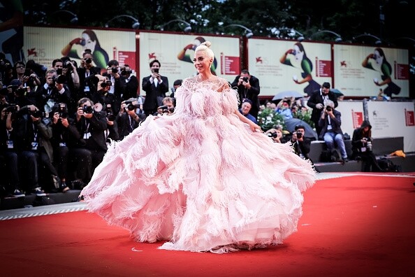 第 75 屆威尼斯影展紅地氈上最美造型 浪漫粉色： Lady Gaga
