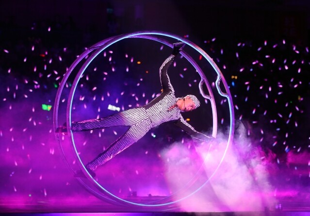 另一個矚目造型就是郭富城化身體操選手，在八個鐵環間穿梭，上演人體摩天輪 body art