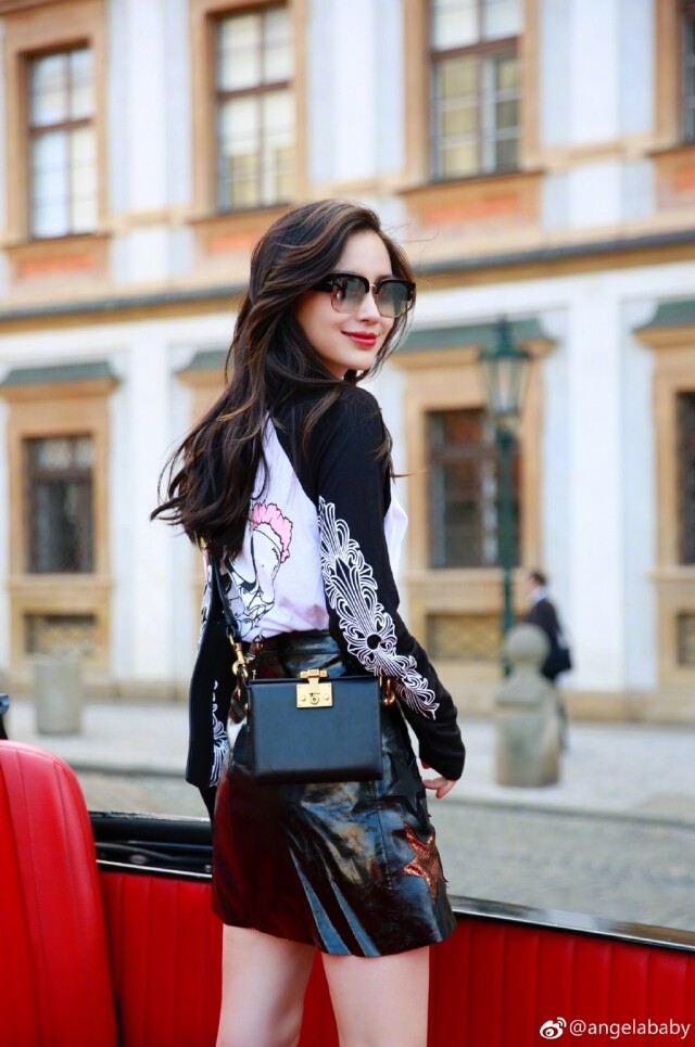Angelababy 穿上可愛白馬圖案的長袖 t-shirt 配搭 A 字剪裁漆皮裙 Angelababy 穿上可愛白馬圖案的長袖 t-shirt 配搭 A 字剪裁漆皮裙