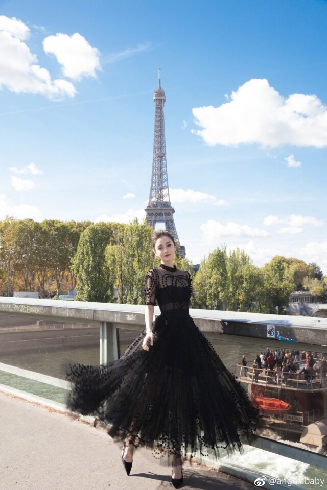 雖然近來長駐內地工作,但 Angelababy 也不時應品牌邀請飛到巴黎欣賞時裝騷。穿上美美裙裝的 Angelababy ,在巴黎鐵塔前擺出各種甫士依然駕輕就熟。 雖然近來長駐內地工作,但 Angelababy 也不時應品牌邀請飛到巴黎欣賞時裝騷。穿上美美裙裝的 Angelababy ,在巴黎鐵塔前擺出各種甫士依然駕輕就熟。