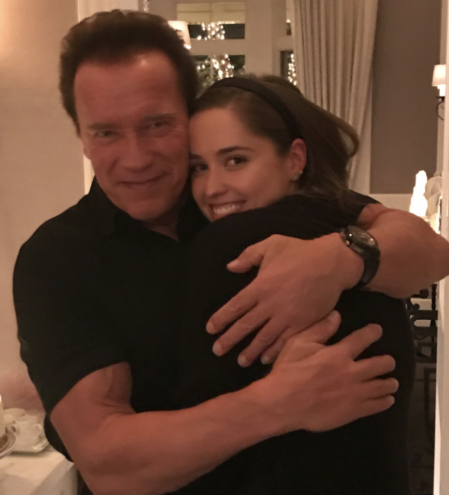 Christina Schwarzenegger不時在Instagram貼出從小到大與父親的親密合照，父親節、生日等重要日子必會一同慶祝，足証家族間的關係相當不錯。