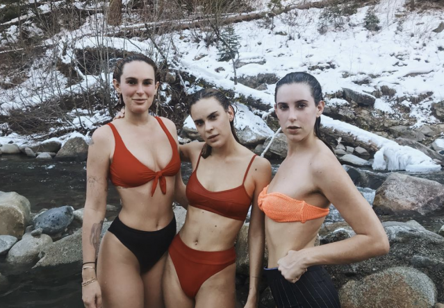 3個女兒在冰天雪地裏穿着泳衣也縱容得很，果然是動作巨星的女兒！