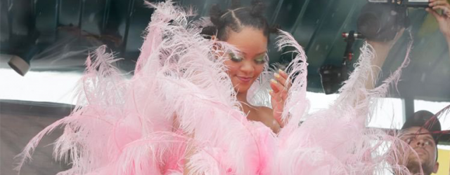 誰能爭奪姐的地位?火烈鳥造型令 Rihanna 再度成巡遊霸主 誰能爭奪姐的地位?火烈鳥造型令 Rihanna 再度成巡遊霸主