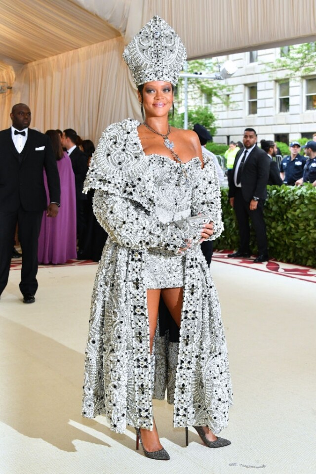 Rihanna在2018年的Met Gala以超級觸目的「教宗」頭冠登場,她穿上由John Galliano度身訂造,兼 Rihanna在2018年的Met Gala以超級觸目的「教宗」頭冠登場,她穿上由John Galliano度身訂造,兼