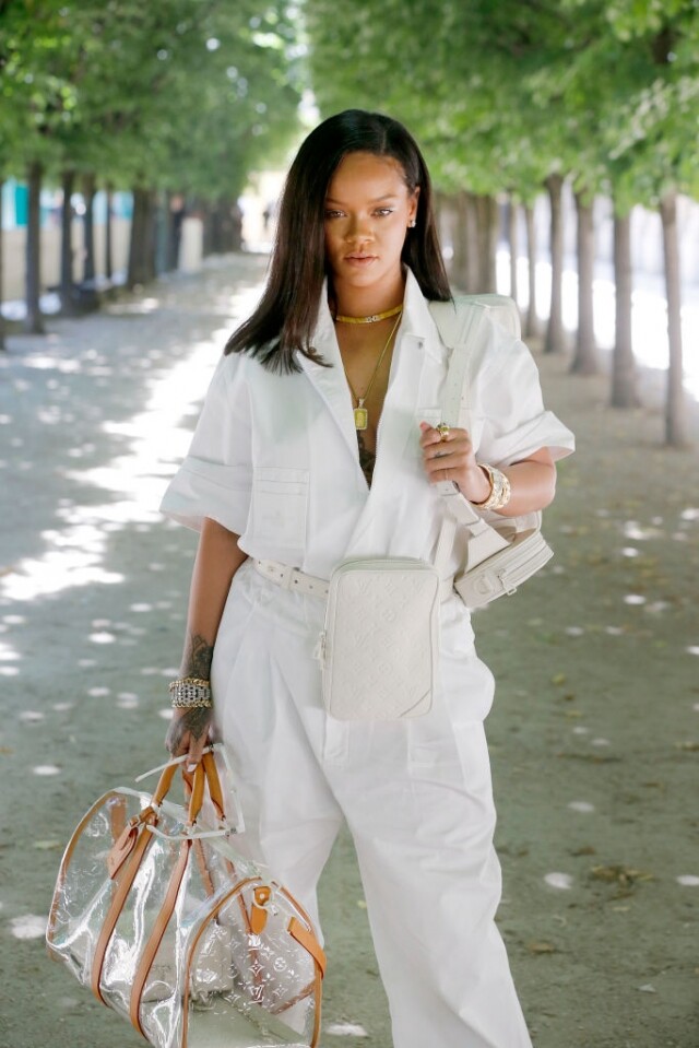 穿搭風格備受肯定的Rihanna ，也逐漸受各大品牌的邀請，成為各大時裝秀前排