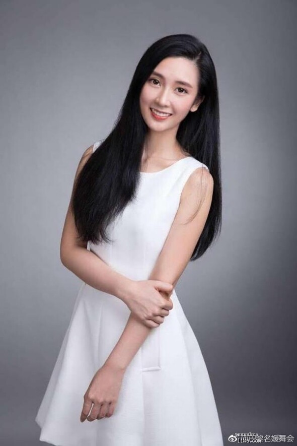 Angel Lee 在舞會以外的日常打扮則更斯文清純，一身白色連身裙簡約乾淨，配上一頭長黑髮更充滿仙氣，難怪被網友選為今年最美麗的亞洲名媛！