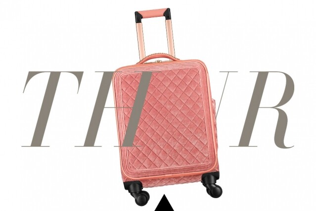 Chanel 粉紅色絲絨旅行箱 用上絲絨質料，正好為少女的粉紅色增添貴氣，加上品牌經典的菱格紋，令款式更具時尚感，size 亦可以 hand carry 上機，不用再大包小包，狠狽地登機。