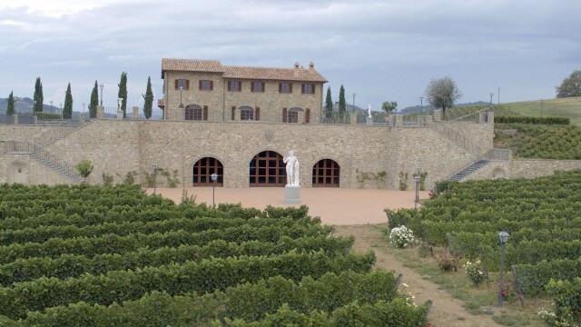 Solomeo 的酒窖與及葡萄園是著名的建築 Solomeo 的酒窖與及葡萄園是著名的建築