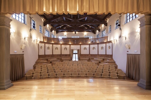 劇場是 Solomeo 的平民聖殿，Brunello Cucinelli 特別為藝術而建造這座劇院