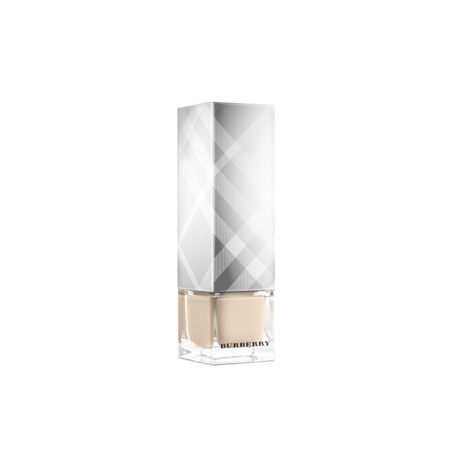 Burberry 推出搶眼奪目的底妝和 Silver Shimmer 的眼妝產品。 Burberry 推出搶眼奪目的底妝和 Silver Shimmer 的眼妝產品。