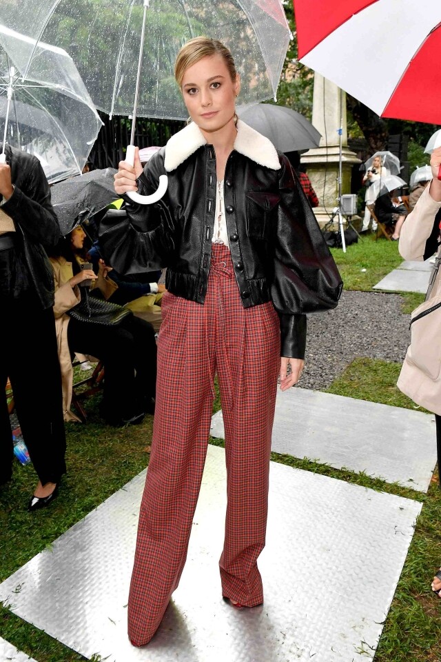 Brie Larson早前出席紐約時裝週，以一身型格皮褸、高腰格仔褲型格打扮現身 。皮褸的大衣領和燈籠袖設計為造型增添不少復古感。