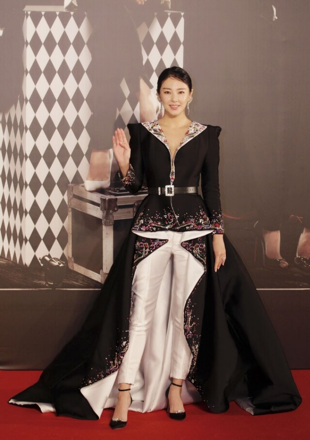 張雨綺以 Zuhair Murad 高級訂製系列出席,配上 Jimmy Choo 高跟鞋及 Tiffany & Co. 珠寶出席,氣派非常。 張雨綺以 Zuhair Murad 高級訂製系列出席,配上 Jimmy Choo 高跟鞋及 Tiffany & Co. 珠寶出席,氣派非常。