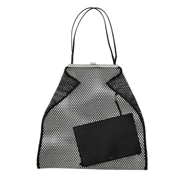 繼 2018 春夏的透明 tote bag 後，Celine 於 2018 早秋系列推出了黑色網狀 tote bag。