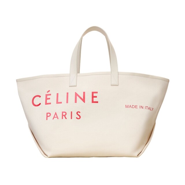 除了極大 size 外，tote bag 亦有更小的 size，身型嬌小女生一樣可以 carry。 Celine 2018 早秋系列紅字圖案 tote bag
