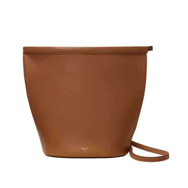 Celine 首推的 bucket bag 設計，袋背孤型設計，更能緊貼身體線條，貼心設計。