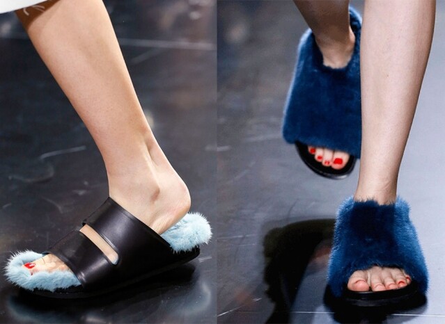 還記得 2014 年開始流行的 Ugly Shoe 風格嗎？Céline 在當時已經推出這些 Fur 拖鞋
