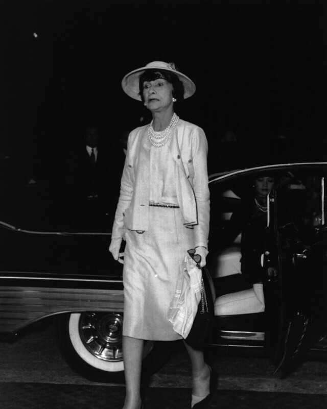 Coco Chanel 於 50 年代時,主張女性穿上黑色設計,如 Little Black Dress Coco Chanel 於 50 年代時,主張女性穿上黑色設計,如 Little Black Dress