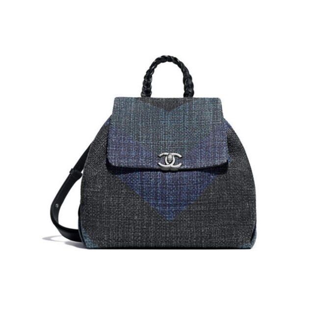 Chanel 2018 早春系列藍色圖案帆布背囊 $32,100 Chanel 2018 早春系列藍色圖案帆布背囊 $32,100