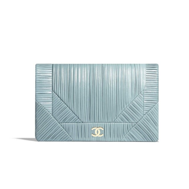 Chanel 2018 早春系列粉藍色皮革 clutch $35,700 Chanel 2018 早春系列粉藍色皮革 clutch $35,700