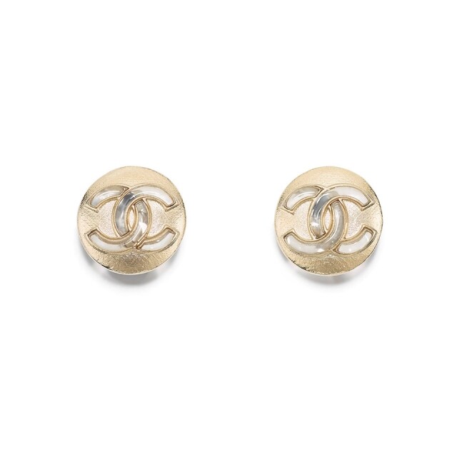 Chanel 耳環推薦 1 Chanel 金屬雙 C Logo 粒狀耳環