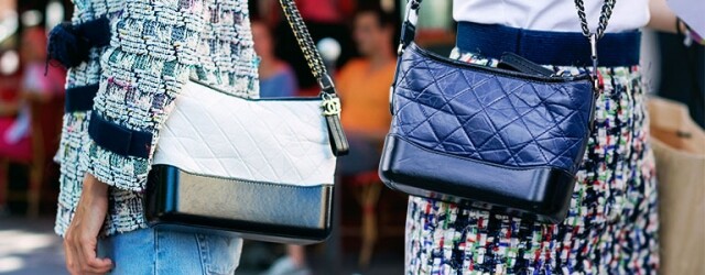 說實話，要穿得好看，不一定要 head to toe 都是名牌或是時裝品牌，不想淪為 fashion victim 或是土豪系，更要懂得選擇。時裝達人都愛以名牌手袋配襯不同造型，每季都有不同手袋款式推出，而時裝友、明星、超模最近都只愛 Chanel's Gabrielle handbag 。
