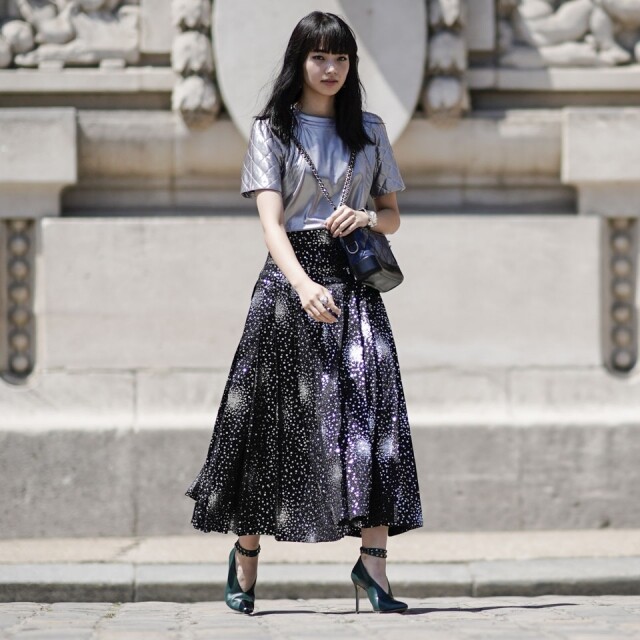 仙氣配襯 Chanel's Gabrielle handbag 雖設計中性，但跟仙氣感足的薄紗裙配襯，卻沒有半點違和感，兼為造型增添了英氣。