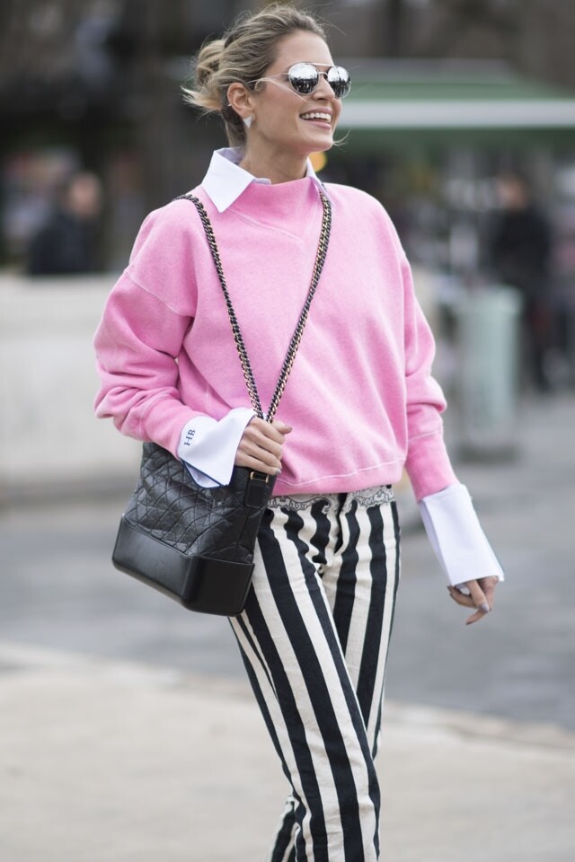 Peppy Look 襯法 衛衣加恤衫，襯上 chino 褲，別具書卷味的 Peppy Look，跟 Chanel's Gabrielle handbag 的四四方方設計不謀而合。