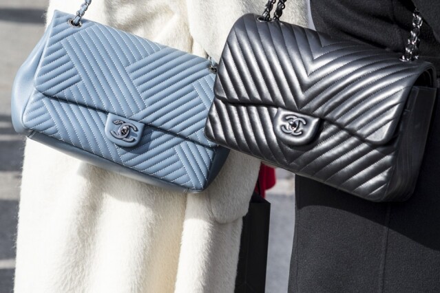 最早在 1960 年代首度在 Chanel 手袋系列上推出山型紋 最早在 1960 年代首度在 Chanel 手袋系列上推出山型紋