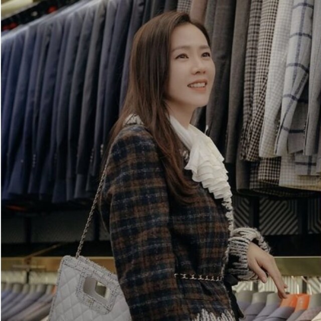 尹世莉跟玄彬外出所用的名牌手袋是 Chanel 2020 年力推的購物袋 Tote Bag 系列。