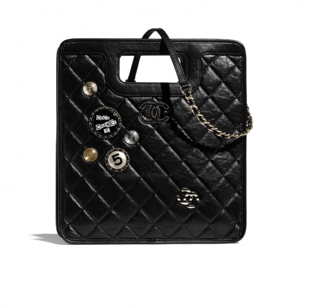 Chanel 新推的 Tote Bag 系列當然少不了黑色選擇，更長青更百搭。$33,700