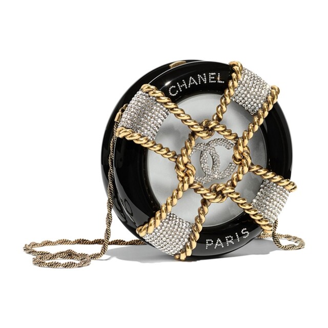 這個來自 2018 早秋、以水泡為靈感的側揹袋，加上 Chanel 的特色後非常矜貴。