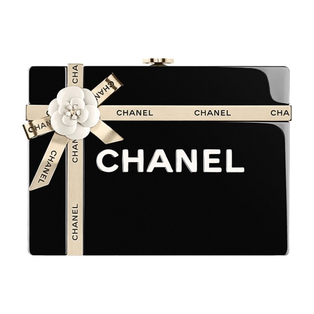 2016 早秋系列推出的 Chanel 包裝禮盒造型 clutch，品牌愛好者一定會喜歡。