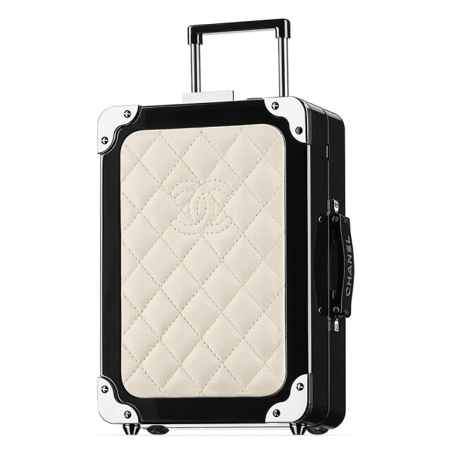 這個並不是 Chanel 的行李箱，而是袖珍版的行李箱造型 clutch。