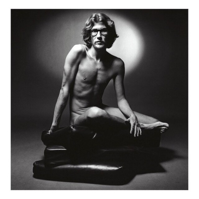 Yves Saint Laurent 為了推廣自己品牌的首支男性香水 Pour Homme，決定親身上陣全裸演出。