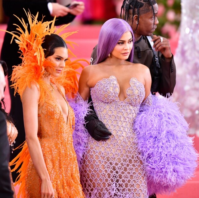 每年明星都會盛裝出席的時尚圈盛事 Met Gala 也在今月 16 日宣佈延期,主辦單位大都會藝術博物館更指因應現時疫情也無法定下新的舉辦的日子。 每年明星都會盛裝出席的時尚圈盛事 Met Gala 也在今月 16 日宣佈延期,主辦單位大都會藝術博物館更指因應現時疫情也無法定下新的舉辦的日子。